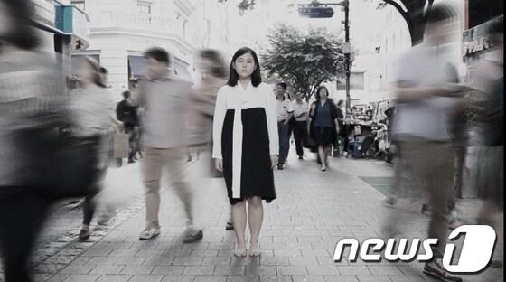 본문 이미지 - 소녀와 무관심하게 스쳐가는 군중들© News1  