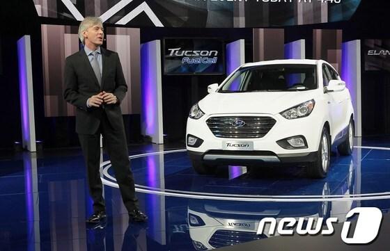 본문 이미지 - 존 크라프칙&#40;John Krafcik&#41; HMA 사장이 2013 LA오토쇼 현장에서 투산FCEV를 소개하고 있다&#40;현대자동차 제공&#41;© News1  