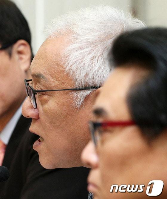 본문 이미지 - 민주당 김한길 대표가 21일 오전 서울 여의도 국회에서 열린 긴급 최고위원회의에서 모두발언을 하고 있다.김 대표는 이 자리에서 