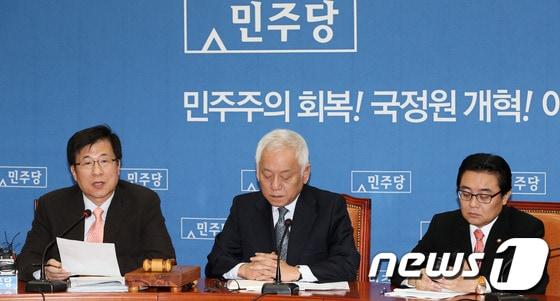 본문 이미지 - 21일 오전 서울 여의도 국회에서 열린 민주당 긴급 최고위원회의에서 신경민 최고위원이 발언하고 있다. 2013.11.21/뉴스1 © News1 오대일 기자