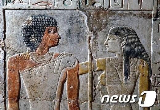 본문 이미지 - 이집트에서 발견된 &#39;4400년전 사랑&#39;부조 유물&#40;호주 맥커리 대학&#41; © News1  