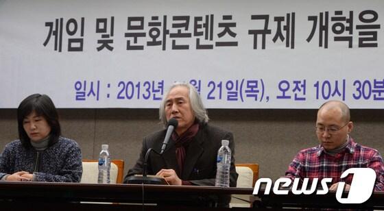 본문 이미지 - 21일 오전 서울 태평로 프레스센터에서 열린 게임 및 문화콘텐츠 규제 개혁을 위한 공동대책위원회 발족식에서 박재동 위원장(가운데)가 인사말을 하고 있다. 이번 발족식에서는 중독·예방관리 및 치료를 위한 법률안(일명 '게임중독법')이 가진 문화적·법률적 문제점에 대해 지적하고, 한국 사회 대표적 문화콘텐츠 중의 하나인 게임의 문화적 진흥의 필요성을 강조할 예정이다. 2013.11.21/뉴스1 © News1   양동욱 기자