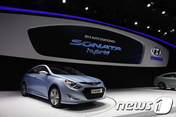 본문 이미지 - 현대자동차(회장 정몽구)는 21일 중국 광저우 국제모터쇼에서 500여명의 기자단이 참석한 가운데 '쏘나타 하이브리드' 보도발표회 행사를 개최했다(현대자동차 제공) © News1