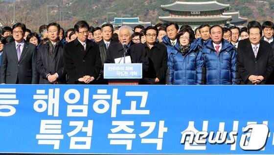 본문 이미지 - 검찰이 120만 여 건에 달하는 국정원 정치개입 트위터 글을 추가로 확인했다고 발표한 21일 오후 민주당 김한길 대표가 서울 광화문광장에서 열린 '국정원 불법 대선개입, 수사방해 규탄 및 황교안 장관 해임 요구' 긴급 의원총회에서 발언을 하고 있다. 2013.11.21/뉴스1 © News1   오대일 기자