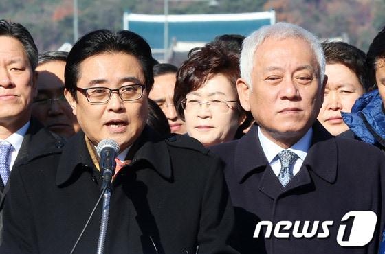 본문 이미지 - 검찰이 120만 여 건에 달하는 국정원 정치개입 트위터 글을 추가로 확인했다고 발표한 지난 21일 민주당 전병헌 원내대표가 서울 광화문광장에서 열린 '국정원 불법 대선개입, 수사방해 규탄 및 해임요구' 긴급 의원총회에서 황교안 법무부장관의 사퇴를 주장하는 발언을 하고 있다. 2013.11.21/뉴스1 © News1 오대일 기자