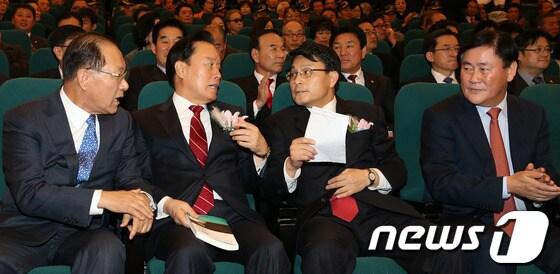 본문 이미지 - 21일 오후 서울 여의도 국회도서관 대강당에서 열린 윤상현 의원의 출판기념회에서 새누리당 지도부가 대화를 하고 있다. 왼쪽부터 황우여 대표, 이병석 국회부의장, 윤상현 원내수석부대표, 최경환 원내대표. 2013.11.21/뉴스1 © News1 송원영 기자