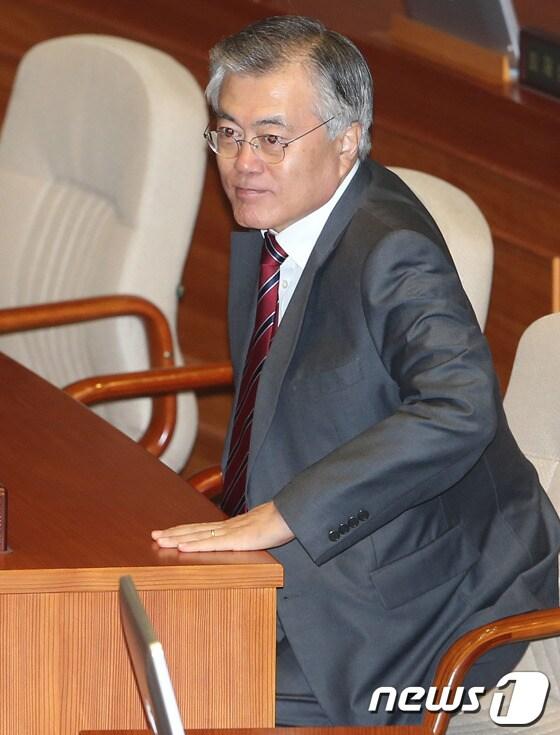 본문 이미지 - 문재인 민주당 의원이 22일 서울 여의도 국회 본회의장에서 열린 경제분야 대정부질문에 참석하고 있다. 2013.11.22/뉴스1 © News1 송원영 기자