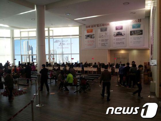 본문 이미지 - 서초구 양재동 힐스테이트 갤러리. '위례 송파 힐스테이트 2차' 청약접수를 앞두고 예비청약자들 정보를 수집하며 분양권 전매를 권유하는 떴다방 업자들이 고객들과 섞여있다/사진=임해중 기자 © News1 