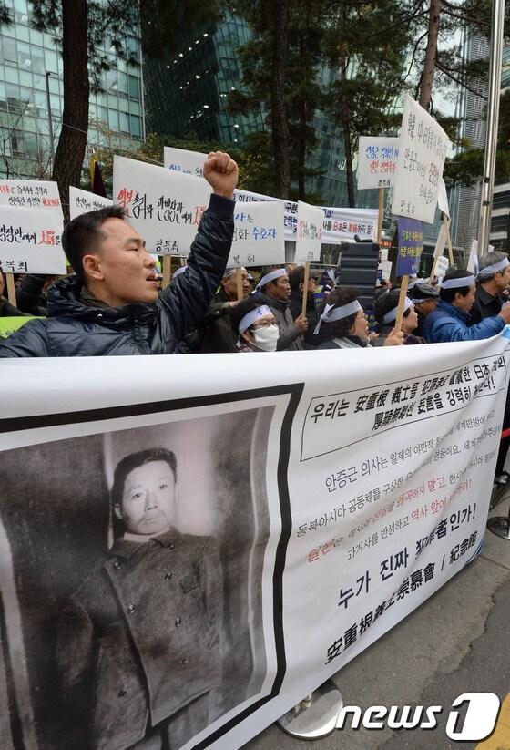 본문 이미지 - 광복회 회원들이 22일 서울 중학동 일본대사관 앞에서 &#39;안중근 의사 폄하 망언&#39; 규탄대회를 갖고 구호를 외치고 있다.이들은 아베신조 일본 총리의 최근 대한민국 폄훼 망언 진실 규명과 스가 요시히데 관방장관의 안중근 의사 폄하 망언에 대해 규탄하고 일본대사관 측에 항의서를 전달했다. 2013.11.22/뉴스1 © News1   양동욱 기자