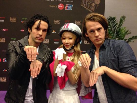 본문 이미지 - 크레용팝 엘린(가운데)와 노르웨이 남성 듀오 일비스(크레용팝 트위터). © News1  