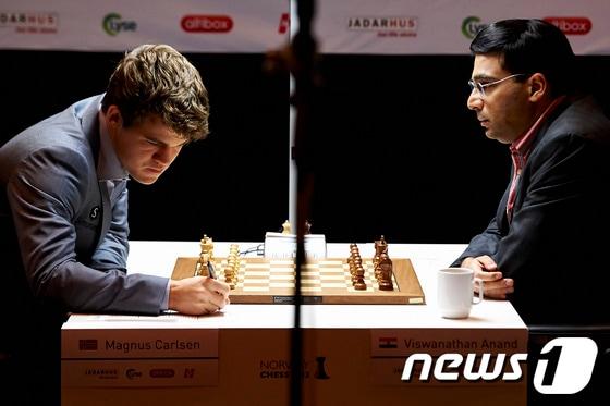 본문 이미지 - 체스 세계랭킹 1위인 노르웨이의 마그누스 칼센(왼쪽)과 현 세계 챔피언 인도의 아난드 비쉬와나탄.© AFP=News1 