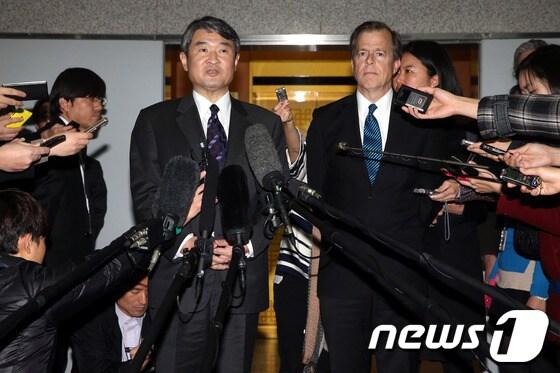 본문 이미지 - 미국의 6자회담 수석대표인 글린 데이비스 국무부 대북정책 특별대표&#40;오른쪽&#41;와 우리 측 6자회담 수석대표인 조태용 한반도평화교섭본부장이 22일 오후 서울 도렴동 외교부청사에서 6자회담 재개 조건 관련 한미간 협의를 마친뒤 취재진의 질문에 답하고 있다.2013.11.22/뉴스1 © News1   이광호 기자