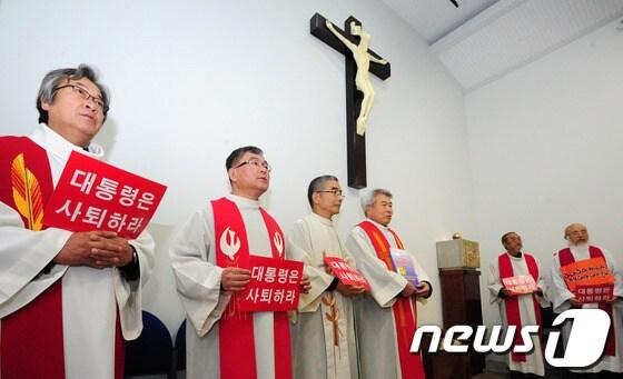 본문 이미지 - 지난 22일 오후 전북 군산시 수송동 성당에서 열린 시국미사에서 천주교정의구현사제단 신부들이 국가기관의 불법 대선 부정선거를 규탄하며 박근혜 대통령 사퇴를 촉구하는 미사를 진행하고 있다. © News1   김대웅 기자