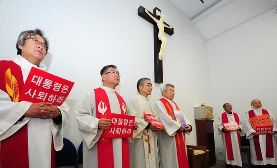 본문 이미지 - 22일 오후 전북 군산시 수송동 성당에서 열린 시국미사에서 천주교정의구현사제단 신부들이 국가기관의 불법 대선 부정선거를 규탄하며 박근혜 대통령 사퇴를 촉구하는 미사를 진행하고 있다.각 종교계의 시국미사는 여러번 있었지만 대통령 사퇴를 촉구하는것은 이번이 처음이다.2013.11.22/뉴스1 © News1   김대웅 기자
