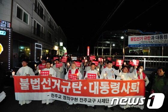 본문 이미지 - 22일 전북 군산시 수송동 성당에서 시국미사를 마친 천주교정의구현사제단 전주교구 신부들이 박근혜 대통령 사퇴를 촉구하며 촛불행진을 하고 있다. /뉴스1 © News1 김대웅 기자