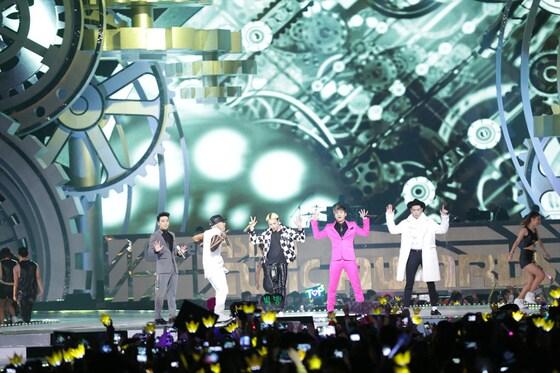 본문 이미지 - 그룹 빅뱅이 22일 저녁 7시(현지 시각) 홍콩 퉁청 아시아월드 엑스포 아레나에서 열린 '2013 엠넷 아시아 뮤직 어워드'에서 공연을 펼치고 있다(CJ E&M 제공). © News1 
