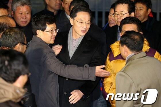 본문 이미지 - 10개월 만에 만기 출소한 새누리당 정두언 의원이 23일 새벽 경기도 의왕시 서울구치소를 나서며 지지자들과 인사나누고 있다.정 의원은 임석 전 솔로몬저축은행 회장으로부터 1억 4천만 원의 불법 정치자금을 받은 혐의로 지난 1월 24일 법정 구속됐으며, 2심에서 징역 10월을 선고받았었다. 정 의원의 출소는 징역 10월의 선고 형량을 모두 채운데 따른 것이며, 석방된 상태에서 대법원 재판을 기다리게 됐다. 2013.11.23/뉴스1 © News1   이광호 기자