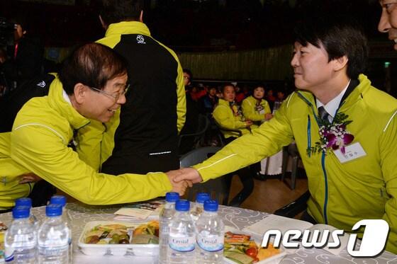 본문 이미지 - 박원순 서울시장과 안철수 무소속 의원이 23일 오전 서울 잠실실내체육관에서 열린 2013 서울특별시 장애인체육대회에서 만나 악수하고 있다. 안 의원은 오는 28일 기자회견을 갖고 정치세력화에 대한 향후 입장을 밝힐 예정이다. 2013.11.23/뉴스1 © News1 양동욱 기자