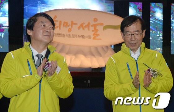 본문 이미지 - 박원순 서울시장과 안철수 무소속 의원이 23일 오전 서울 잠실실내체육관에서 열린 2013 서울특별시 장애인체육대회에서 박수치고 있다.안 의원은 오는 28일 기자회견을 갖고 정치세력화에 대한 향후 입장을 밝힐 예정이다. 2013.11.23/뉴스1 © News1   양동욱 기자