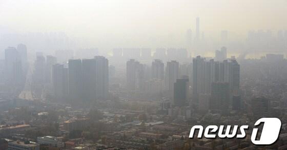 본문 이미지 - 23일 오후 서울 남산에서 바라본 서울도심이 뿌옇다.기상청은 어제부터 높아진 미세먼지 농도가 내일 오전까지 영향을 주다가 오후부터 비가 내리면서 사라질 것으로 보인다고 밝혔다. 2013.11.23/뉴스1 © News1 박세연 기자