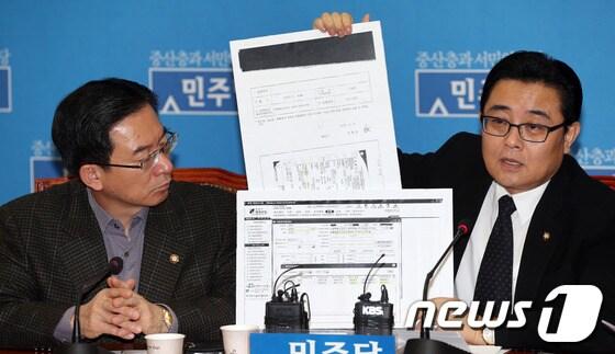 본문 이미지 - 전병헌 민주당 원내대표가 24일 오전 서울 여의도 국회에서 열린 현안 관련 기자간담회에서 모두발언 문형표 보건복지부 장관 후보자가 미성년자를 고용해 행정처분을 당한 유흥업소에서 법인카드를 사용한 명세서를 들어보이며 문 후보자의 즉각 사퇴를 촉구하고 있다. 2013.11.24/뉴스1 © News1   허경 기자