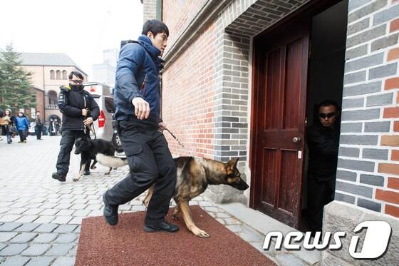 본문 이미지 - 24일 오전 서울 중구 명동성당에 폭발물을 설치했다는 협박 전화가 접수돼 경찰이 폭발물탐지견을 데리고 성당을 수색하고 있다.경찰에 따르면 이날 오전 40대 중후반으로 추정되는 남성이 경찰 민원접수 번호인 '서울182센터'에 전화를 걸어 
