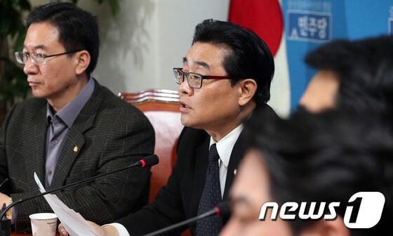 본문 이미지 - 전병헌 민주당 원내대표가 24일 오전 서울 여의도 국회에서 열린 현안 관련 기자간담회에서 모두발언을 하고 있다.전 원내대표는 이날 오전 국회 원내표실에서 열린 기자간담회에서 특검·특위 도입, 정당공천제 폐지, 부자감세 철회, 재벌증세 등 정기국회 4대 목표를 제시했다. 2013.11.24/뉴스1 © News1   허경 기자