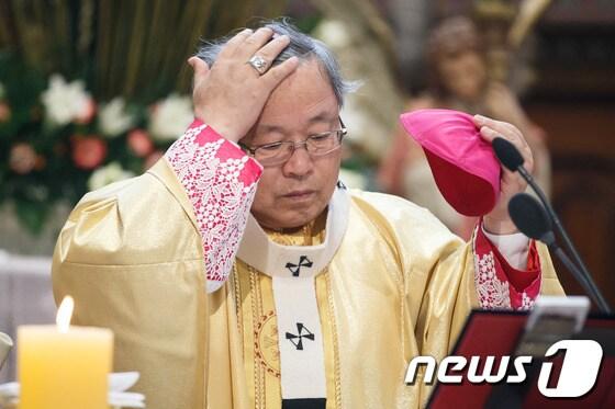 본문 이미지 - 천주교 서울대교구장 염수정 대주교가 24일 오후 서울 중구 명동성당에서 정오미사를 집전하고 있다.지난 22일 천주교 정의구현사제단 전주교구 지부는 전북 군산시 수동동 성당에서 시국미사를 열고 박근혜 대통령 사퇴 및 북한의 천안한 폭침 도발을 부인하는 발언을 한 것으로 알려져 논란이 되고 있다. 2013.11.24/뉴스1 © News1 유승관 기자