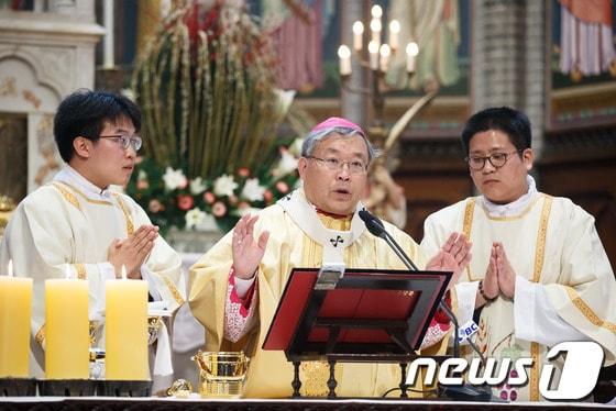 본문 이미지 - 천주교 서울대교구장 염수정 대주교가 24일 오후 서울 중구 명동성당에서 정오미사를 집전하고 있다.지난 22일 천주교 정의구현사제단 전주교구 지부는 전북 군산시 수동동 성당에서 시국미사를 열고 박근혜 대통령 사퇴를 요구해 논란이 되고 있다. 2013.11.24/뉴스1 © News1 유승관 기자