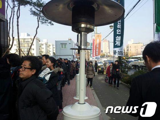 본문 이미지 - '독산동 롯데캐슬 골드파크' 모델하우스 정문 앞. 예상보다 많은 사람이 몰리며 대기줄이 백미터 이상 이어지는 등 신규분양 아파트에 대한 관심이 뜨거웠다/사진=임해중 기자© News1 