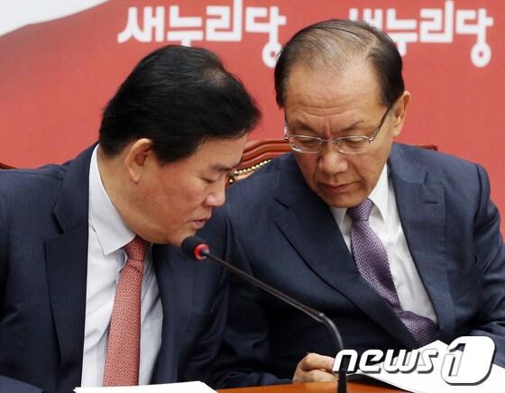 본문 이미지 - 황우여 새누리당 대표와 최경환 원내대표가 25일 서울 여의도 국회에서 열린 최고위원회의에서 대화를 하고 있다. 2013.11.25/뉴스1 © News1 송원영 기자