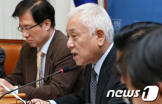 본문 이미지 - 민주당 김한길 대표가 25일 오전 서울 여의도 국회에서 열린 최고위원회의에서 모두발언을 하고 있다. 김 대표는 이 자리에서 최근 종교계 시국선언과 관련해 