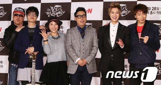본문 이미지 - 가수 데프콘, 기타리스트 조정치, 개그우먼 신봉선, 가수 윤종신, 엠블랙 승호, 가수 뮤지(왼쪽부터)가 25일 오전 서울 여의도 IFC 엠펍에서 열린 tvN 뮤직리얼로드 '팔도 방랑밴드' 제작발표회에서 포토타임을 갖고 있다. 2013.11.25 뉴스1 © News1   (서울=뉴스1)