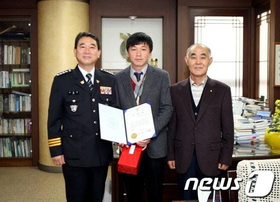 본문 이미지 - 전화금융사기 막은 농협직원 이용길 대리(가운데) © News1 