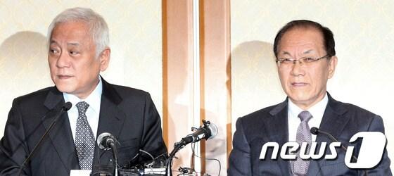 본문 이미지 - 황우여 새누리당 대표와 김한길 민주당 대표가 25일 오후 서울 여의도 국회의사당 귀빈식당에서 열린 여야 대표회담에서 서로 다른 곳을 바라보며 생각에 잠겨 있다. 2013.11.25/뉴스1 © News1 오대일 기자