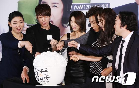 본문 이미지 - (왼쪽부터) 배우 이도연, 심형탁, 이수경, 비스트의 윤두준, 탤런트 윤소희, 배우 장원영이 지난 25일 오전 서울 여의도 IFC 엠펍에서 열린 tvN 드라마 '식샤를 합시다' 제작발표회에서 기념 떡 케이크를 먹고 있다. © News1 