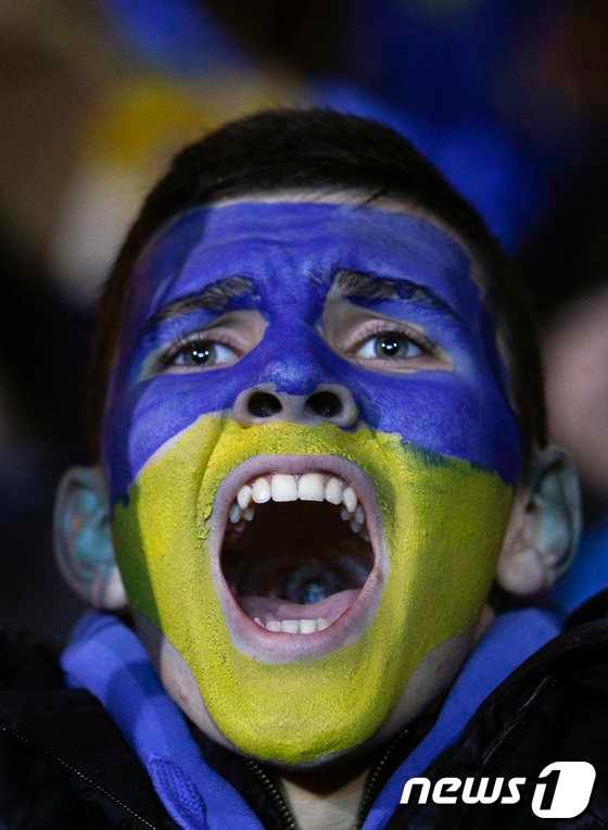 본문 이미지 - 유럽연합(EU)과의 제휴 협정 재개를 촉구하고 있는 우크라이나의 시위자.© Reuters=News1