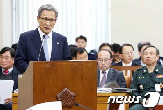본문 이미지 - 김관진 국방장관이 26일 오전 서울 여의도 국회에서 열린 국방위원회 전체회의에서 부처 업무보고를 하고 있다. 여야 국방위원들은 이 자리에서 천주교 정의구현사제단 박창신 신부의 &#39;연평도 망언&#39; 규탄 결의안 채택 여부를 놓고 공방을 벌였다. 2013.11.26/뉴스1 © News1   오대일 기자