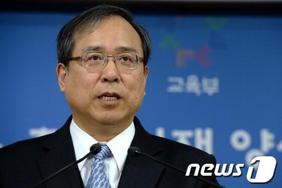 본문 이미지 - 김경성 수능채점위원장이 26일 오전 세종로 정부서울청사에서 2014학년도 대학수학능력시험 채점 결과를 브리핑하고 있다. 2013.11.26/뉴스1 © News1 박정호 기자