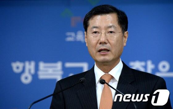 본문 이미지 - 성태제 한국교육과정평가원장이 26일 오전 세종로 정부서울청사에서 2014학년도 대학수학능력시험 채점 결과 브리핑을 하고 있다. 2013.11.26/뉴스1 © News1 박정호 기자