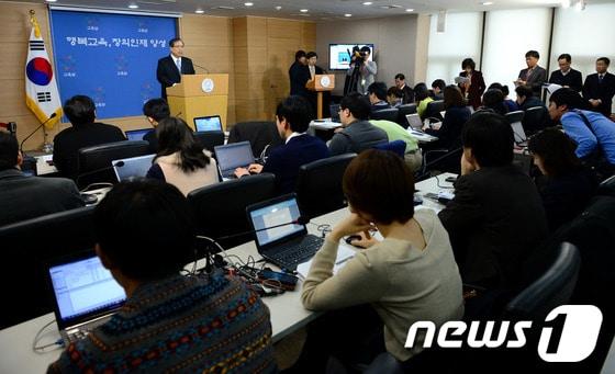 본문 이미지 - 김경성 수능채점위원장이 26일 오전 세종로 정부서울청사에서 2014학년도 대학수학능력시험 채점 결과를 브리핑 하고 있다. 뉴스1 © News1 박정호 기자