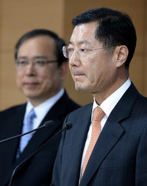 본문 이미지 - 성태제 한국교육과정평가원장&#40;오른쪽&#41;이 26일 오전 세종로 정부서울청사에서 2014학년도 대학수학능력시험 채점 결과 브리핑 후 취재진의 세계지리 8번 문항과 관련한 질의를 받고 있다. 2013.11.26/뉴스1 © News1   박정호 기자