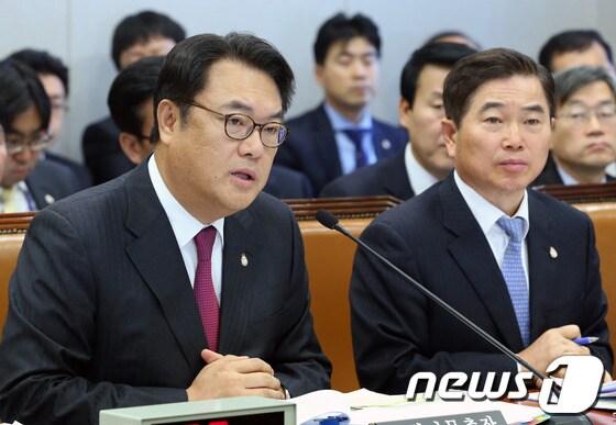 본문 이미지 - 정진석 국회사무총장(왼쪽). 2013.11.26/뉴스1 © News1 송원영 기자