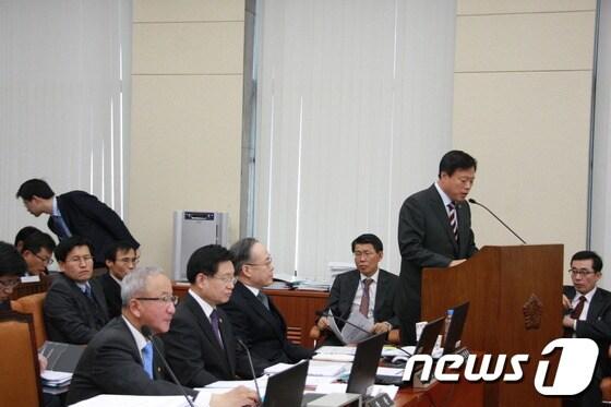 본문 이미지 - 새누리당 이한성 의원(경북 문경·예천)이 26일 개최된 국회기획재정위원회 전체회의에서 2015경북문경세계군인체육대회 지원에 대한 세제혜택을 골자로 하는 조세특례제한법 개정안에 대한 제안설명을 하고 있다/사진제공=새누리당© News1 
