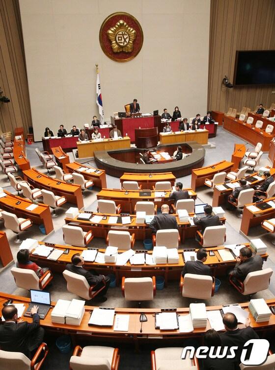 본문 이미지 - 26일 오후 서울 여의도 국회에서 열린 예산결산특별위원회 전체회의에서 2014 예산안 및 기금운용에 관한 공청회가 열리고 있다. 2013.11.26/뉴스1 © News1   오대일 기자