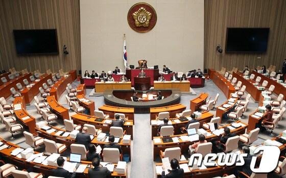 본문 이미지 - 26일 오후 서울 여의도 국회에서 열린 예산결산특별위원회 전체회의에서 2014 예산안 및 기금운용에 관한 공청회가 열리고 있다. 2013.11.26/뉴스1 © News1 오대일 기자