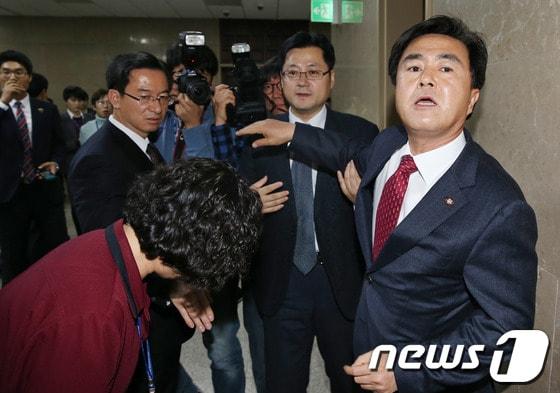 본문 이미지 - 김태흠 새누리당 의원이 26일 서울 여의도 국회 운영위원장실 앞에 모인 비정규직 국회 청소용역 노동자들에게 항의를 하고 있다.김 의원은 이날 국회 운영위원회 전체회의에서 국회 청소용역 노동자의 정규직 전환 요구를 두고 