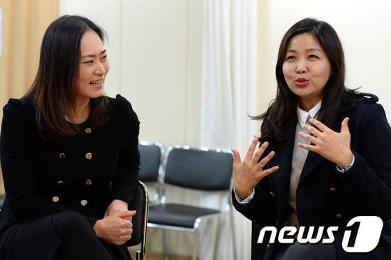 본문 이미지 - 그랜드오페라단 소프라노 오희진(왼쪽), 신승아씨가 26일 오후 서울 서초구 서초동 베토벤하우스에서 뉴스1과 인터뷰하고 있다. 2013.11.26/뉴스1 © News1   정회성 기자