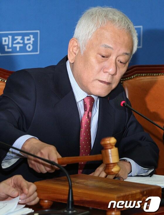 본문 이미지 - 민주당 김한길 대표가 27일 오전 서울 여의도 국회 당 대표실에서 열린 최고위원회의에서 의사봉들 두드리고 있다.김 대표는 이 자리에서 