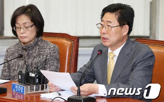 본문 이미지 - 민주당 양승조 최고위원이 27일 오전 서울 여의도 국회 당 대표실에서 열린 최고위원회의에서 모두발언을 하고 있다. 2013.11.27/뉴스1 © News1 오대일 기자